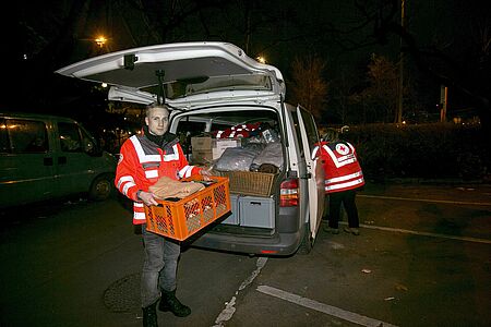 Helfer des DRK Feuerbach unterwegs mit dem Kältebus